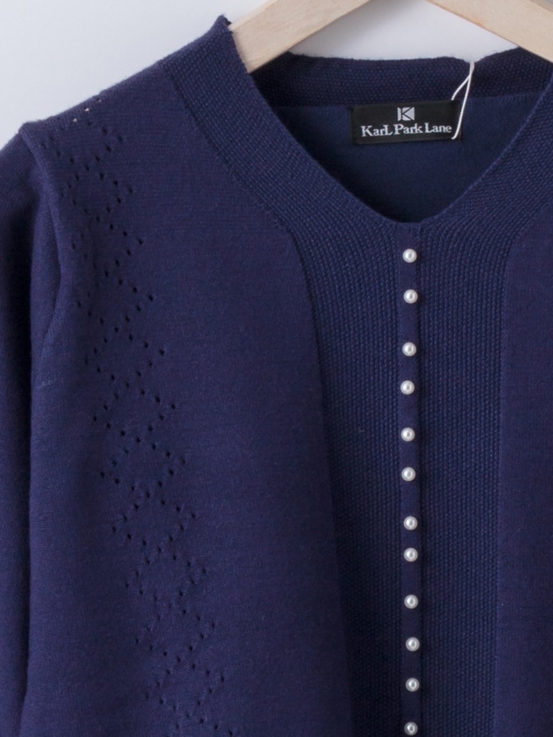 【70％OFF】前立てパール付Vネックニット