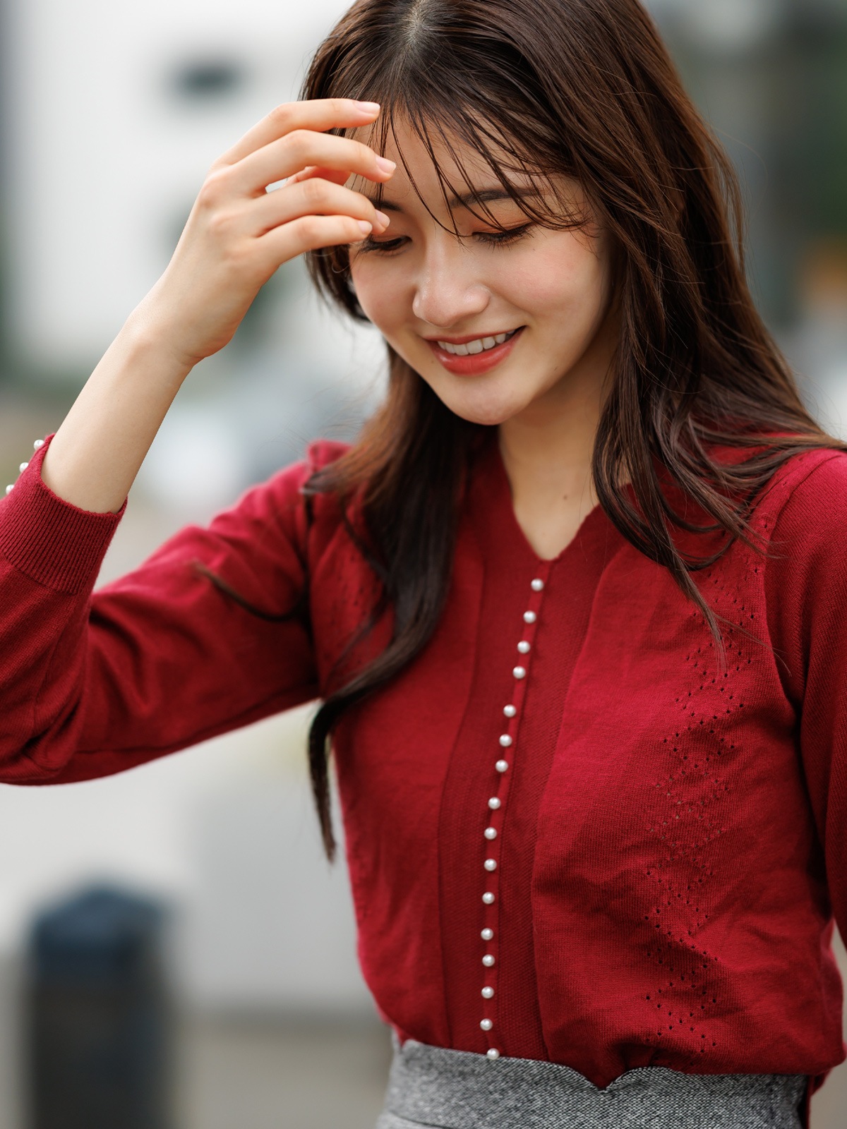 【70％OFF】前立てパール付Vネックニット