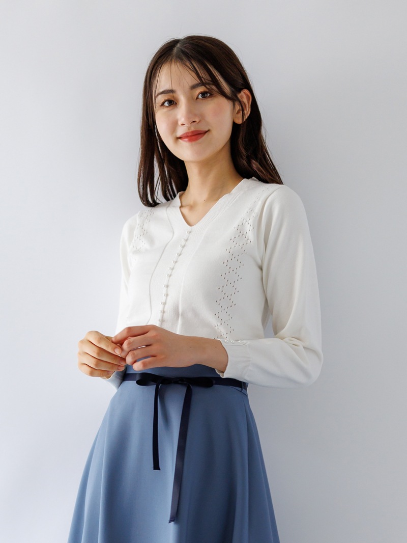 【70％OFF】前立てパール付Vネックニット
