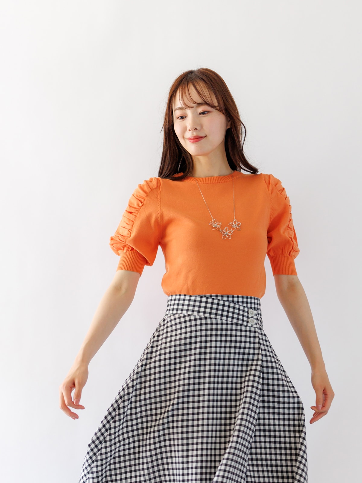 【65%OFF】袖ギャザー丸首ショート丈ニット