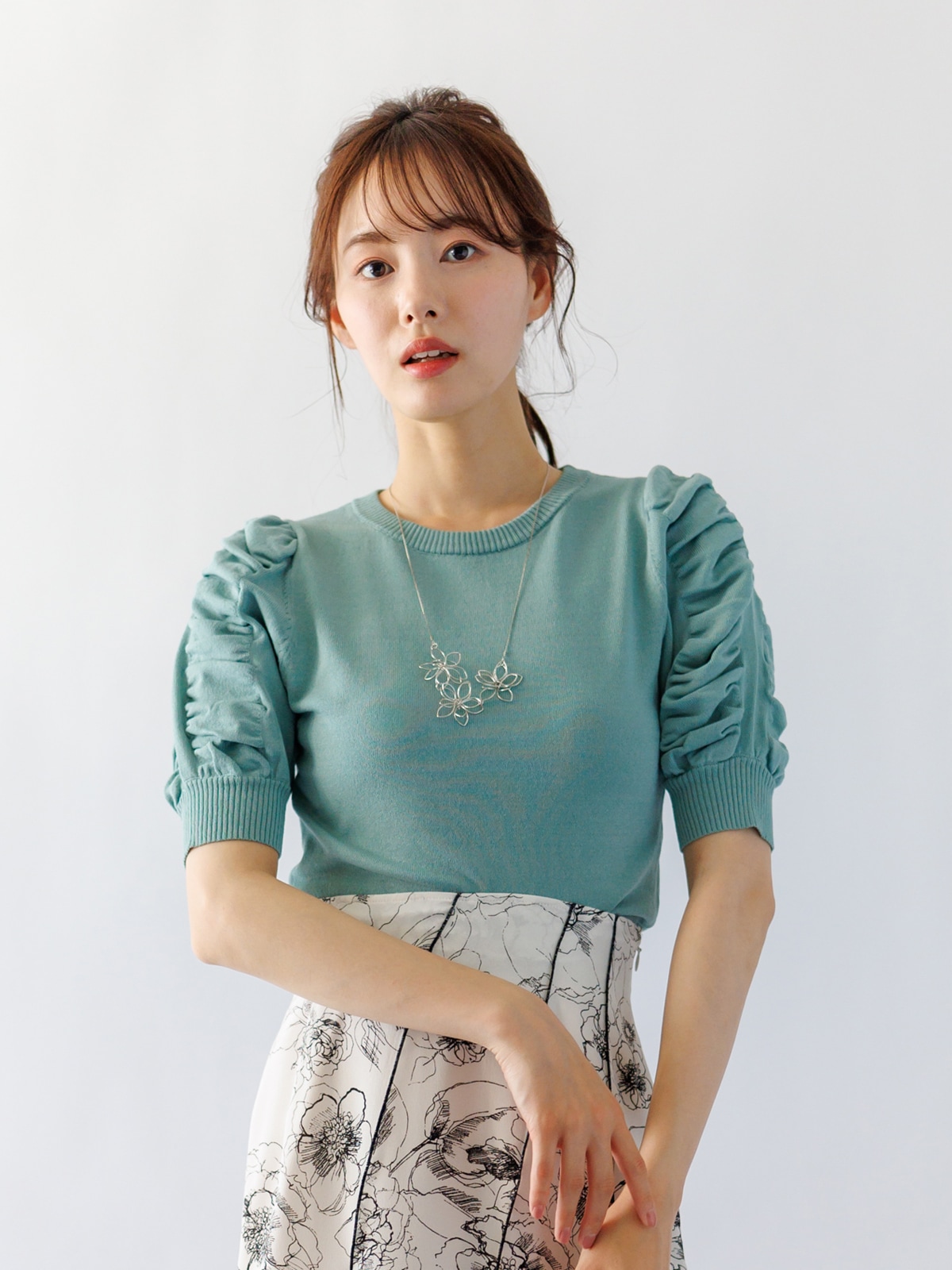 【65%OFF】袖ギャザー丸首ショート丈ニット