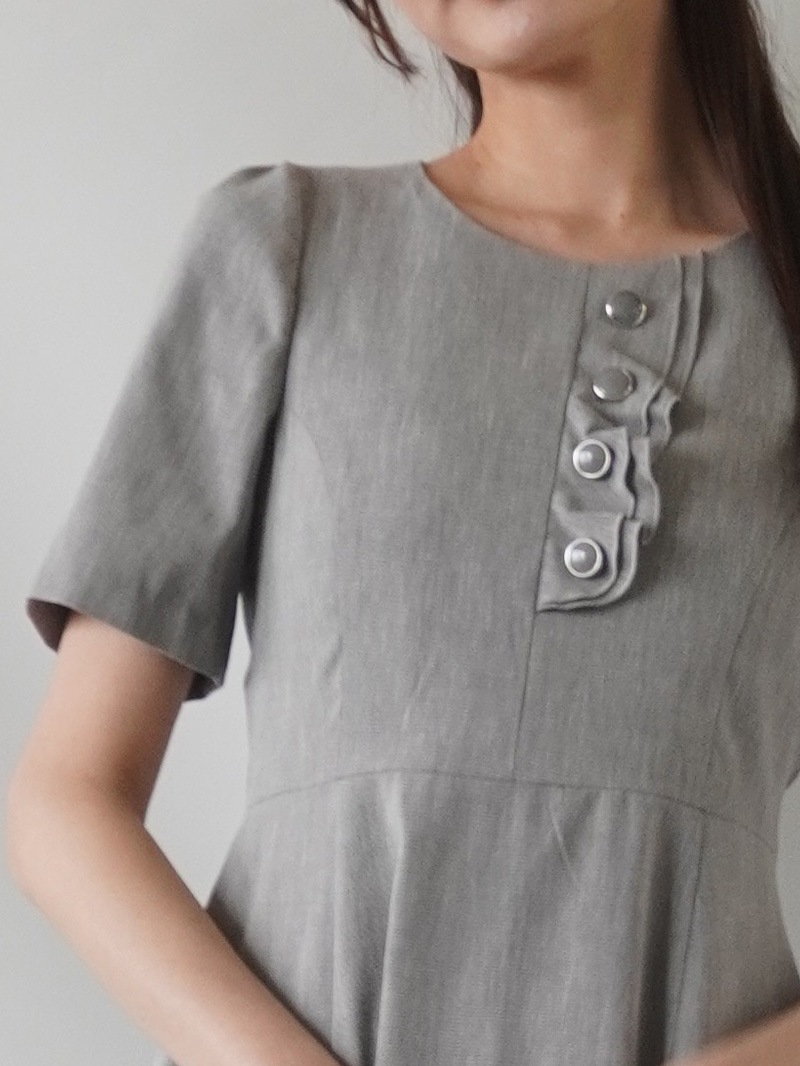 【20％OFF】デニムシャンブレー前フリルワンピース