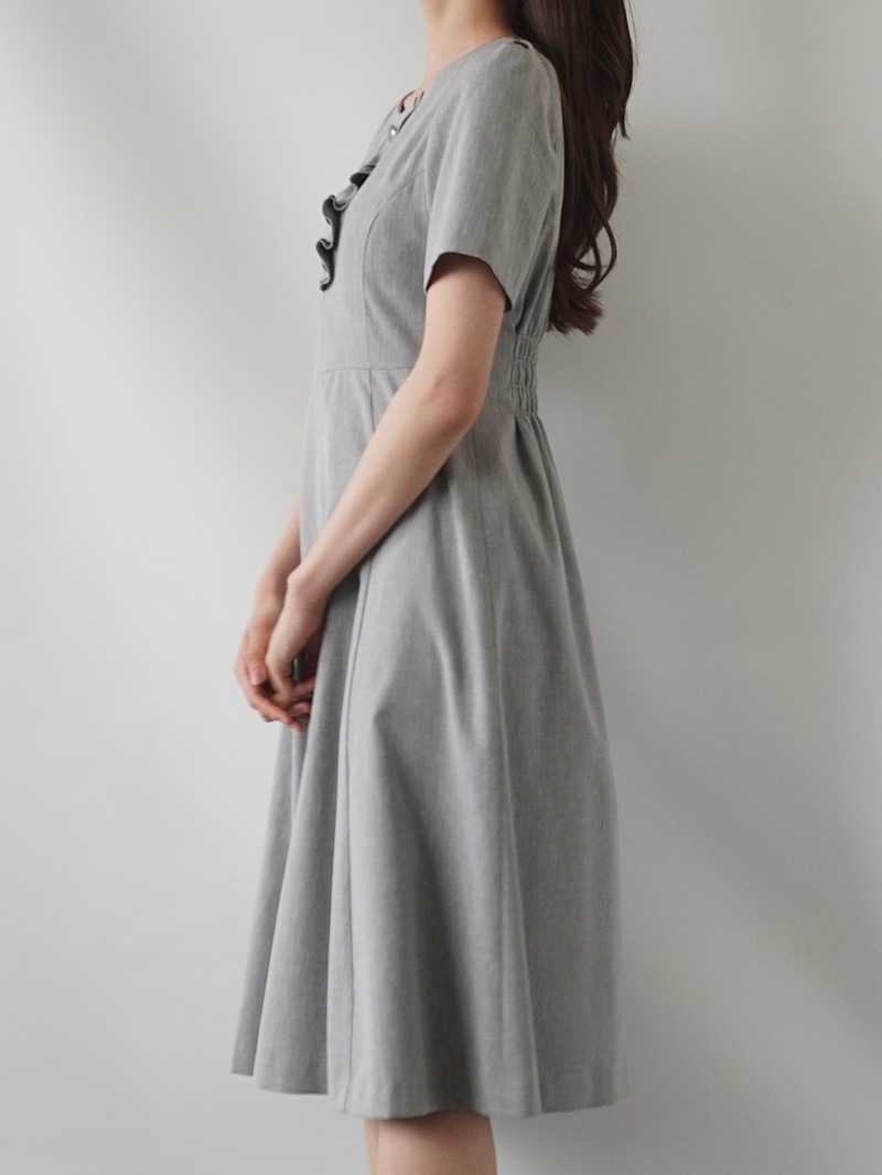 【20％OFF】デニムシャンブレー前フリルワンピース