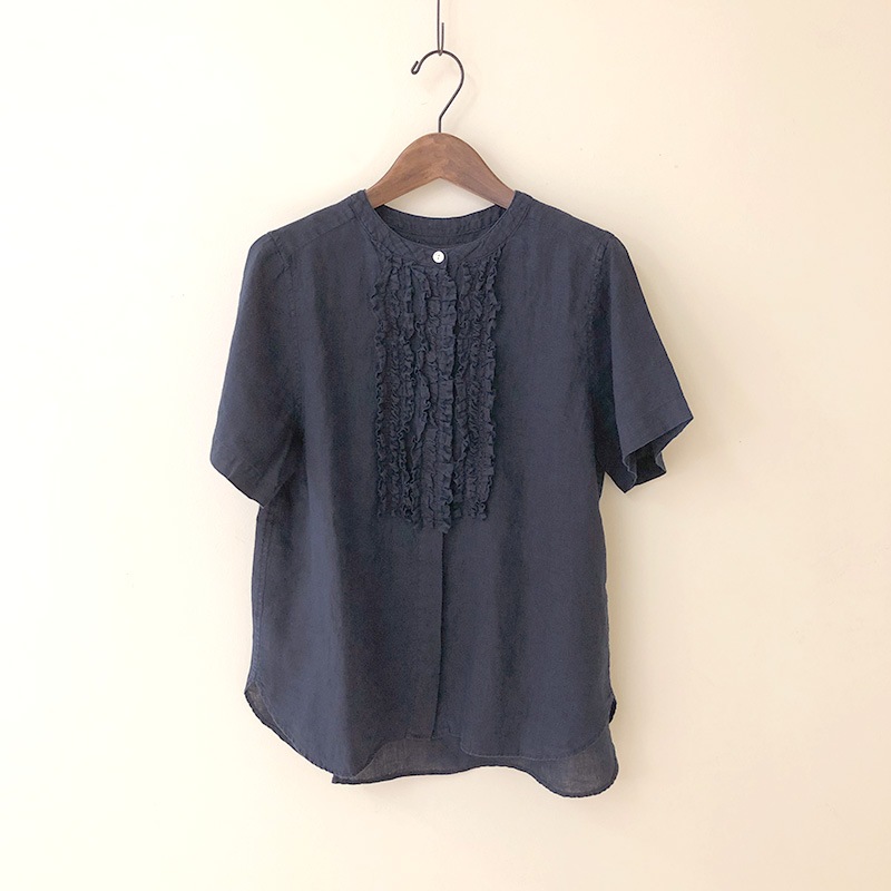 ティグルブロカンテ 60リネン クルーネック フリル S/S シャツ Indigo