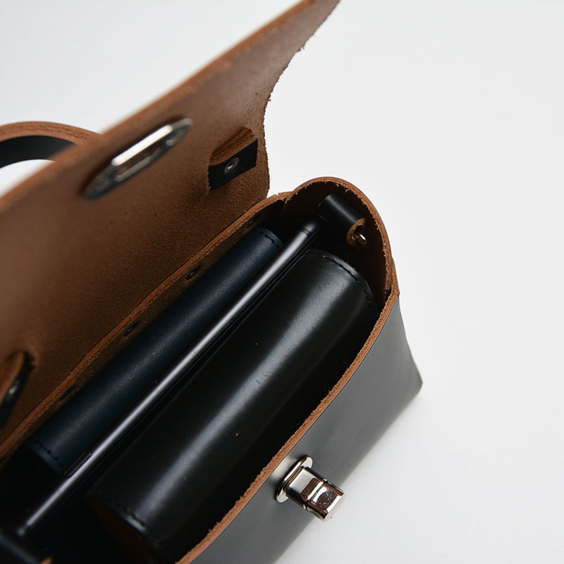 エンダースキーマ assemble hand bag flap S -black-