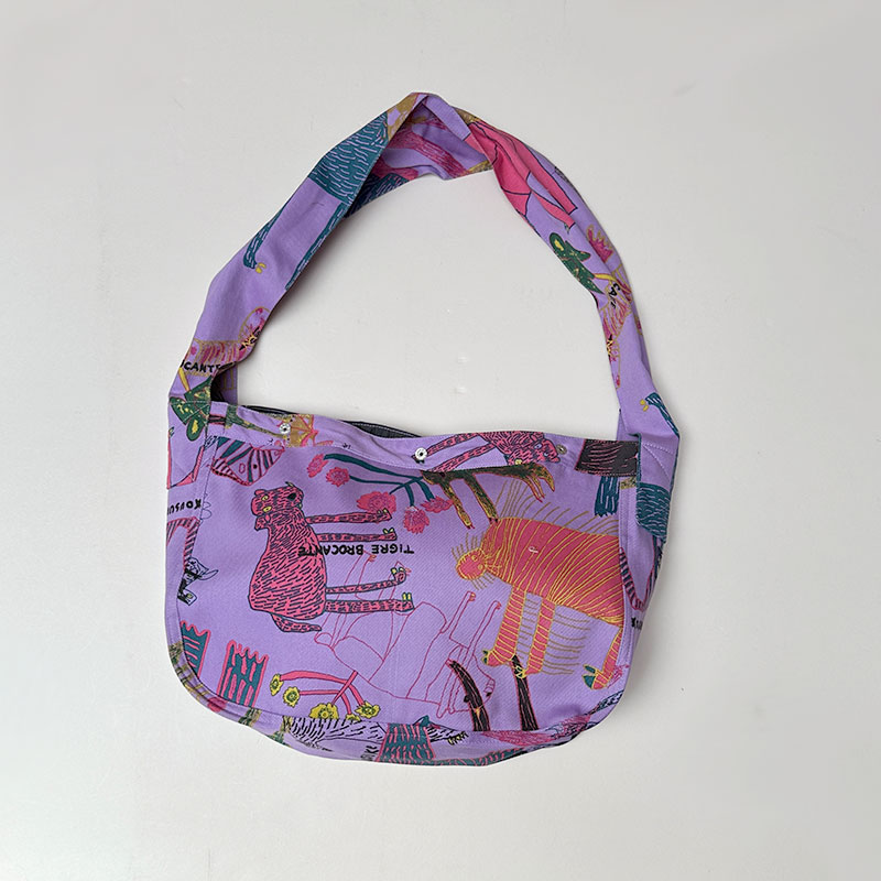 ティグルブロカンテ Lively animalsカツラギ メッセンジャーバッグ