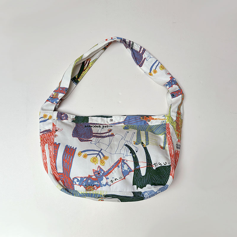 ティグルブロカンテ Lively animalsカツラギ メッセンジャーバッグ