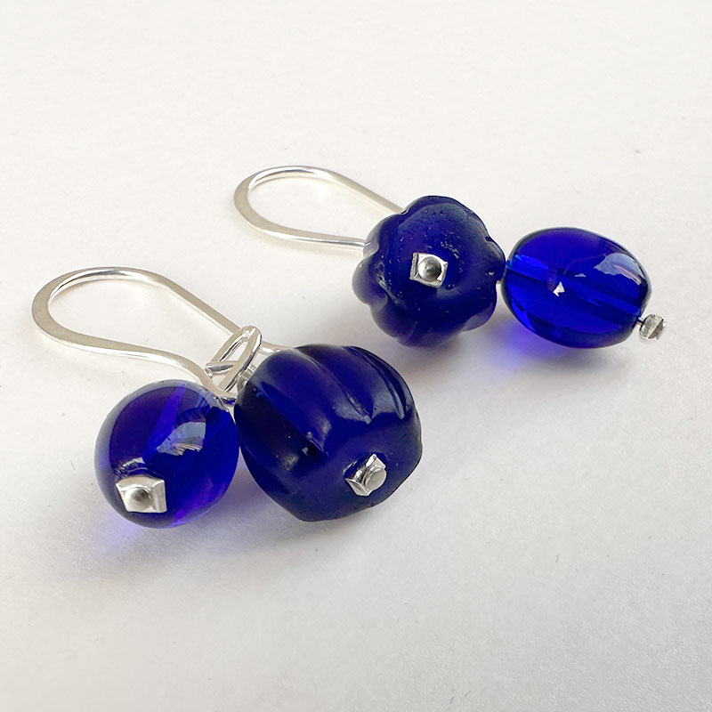 ティグルブロカンテ Hanging cherryピアス Blue