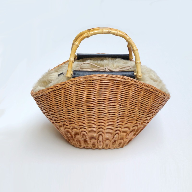 The Bagmati ウィッカー編み牛革かごバッグ 扇型 ファー付き