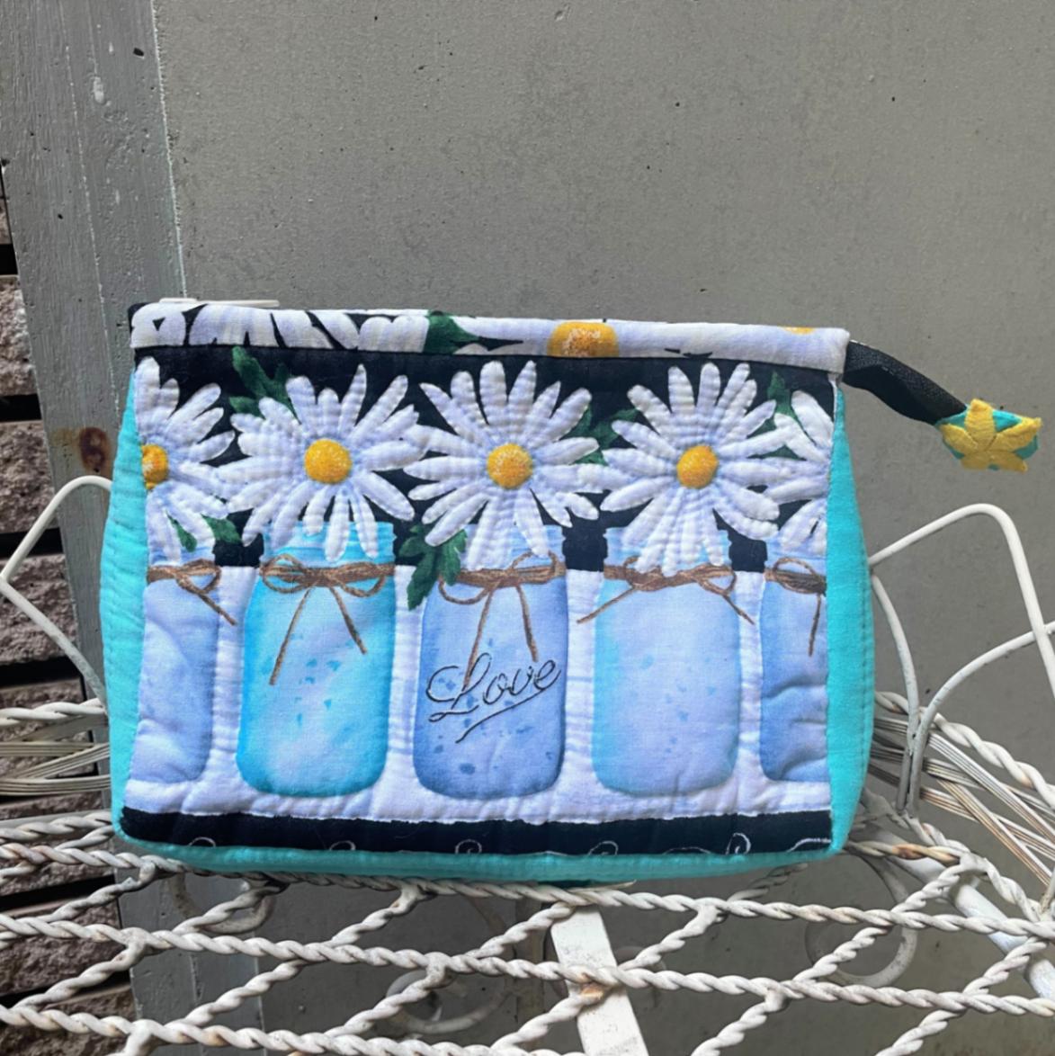 デイジーの三角ポーチ