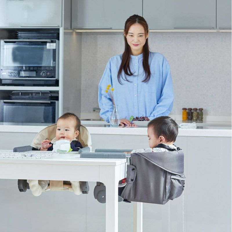 [2台セット]テーブルチェア イージーフィット(収納袋付き) 立ち上がりを防ぐ5点式シートベルト シートは洗濯OK［レンタル］