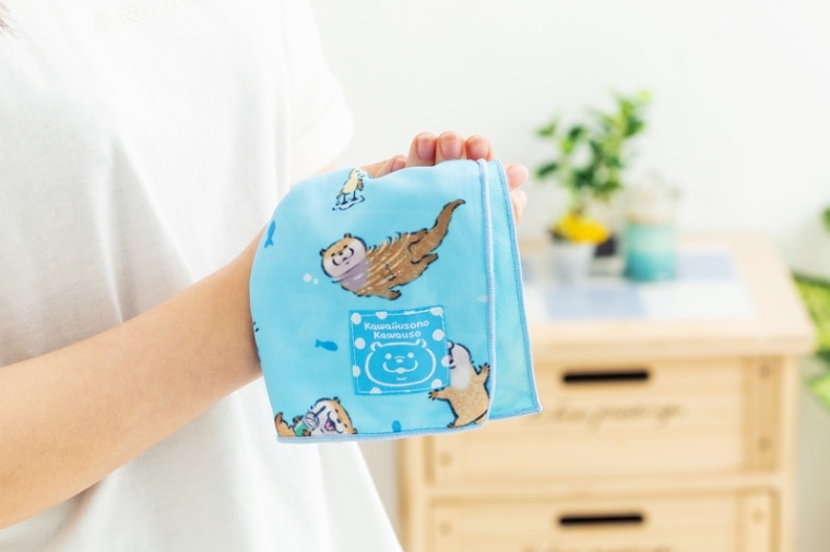 可愛い嘘のカワウソ ひんやりハンカチ(ライトブルー) | すべての商品