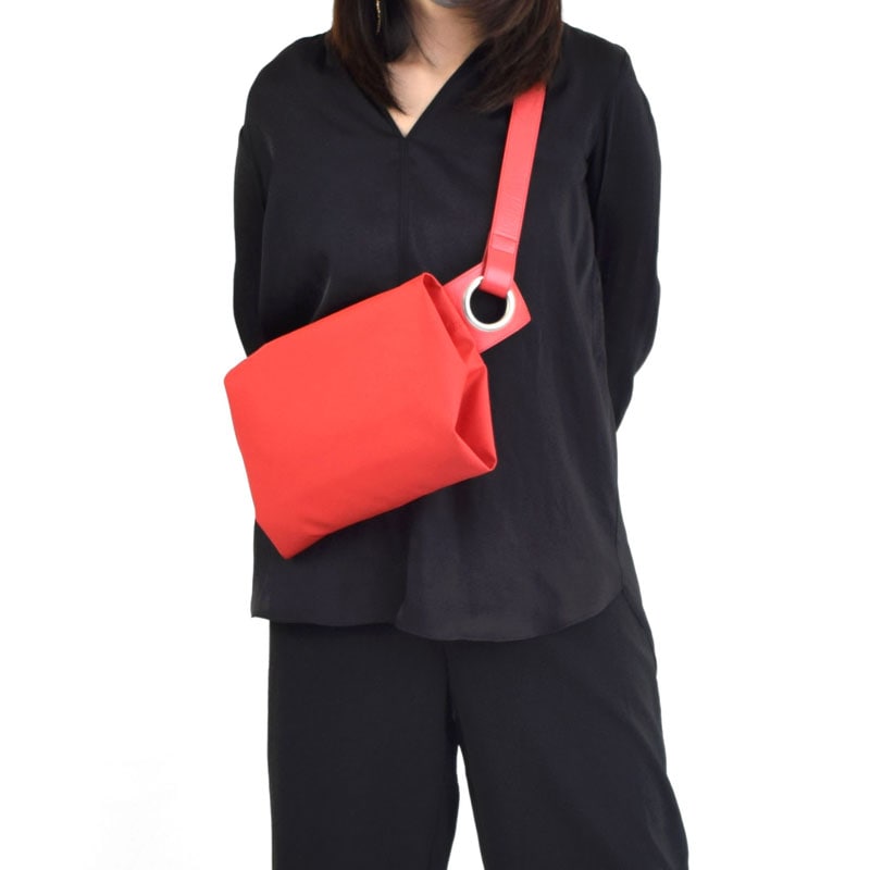 kawa-kawa ハトメ ボディバッグ Lサイズ レザー 赤みがかったグレー Newリリース【rubber-cho red】hatomeボディバッグMサイズ | ボディバッグ