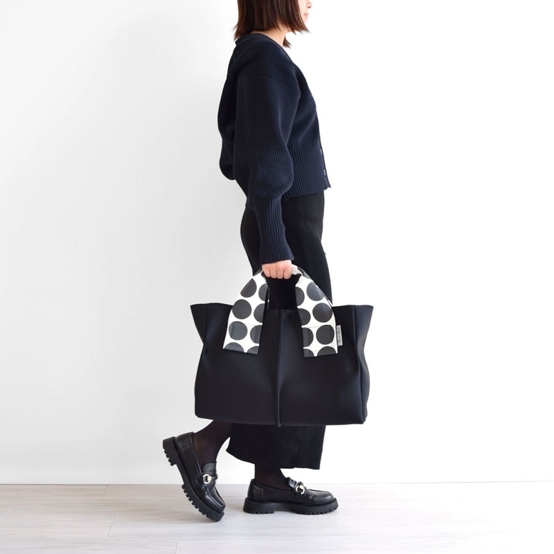 希少 美品 カワカワ kawakawa wetトートバッグ 限定色 ブルー 中古品】 kawa-kawa カワカワ wet トートバッグ M 限定カラー