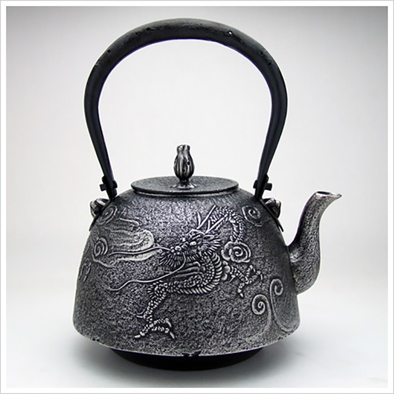 薫山工房〉砂鉄南部鉄瓶 南部型雲龍2L | カワトク・オンライン