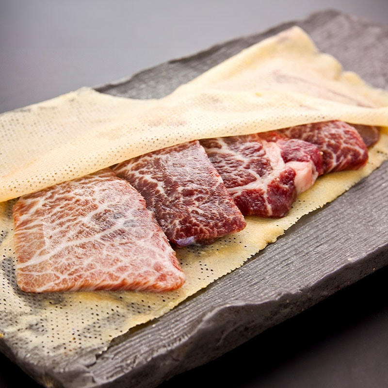 前沢牛オガタ〉小形牧場牛 味噌漬け焼肉用 | カワトク・オンラインショップ