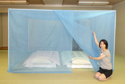 自立スタンド蚊帳 片麻(色：ブルー) シングルベッド用 - 国内蚊帳生産