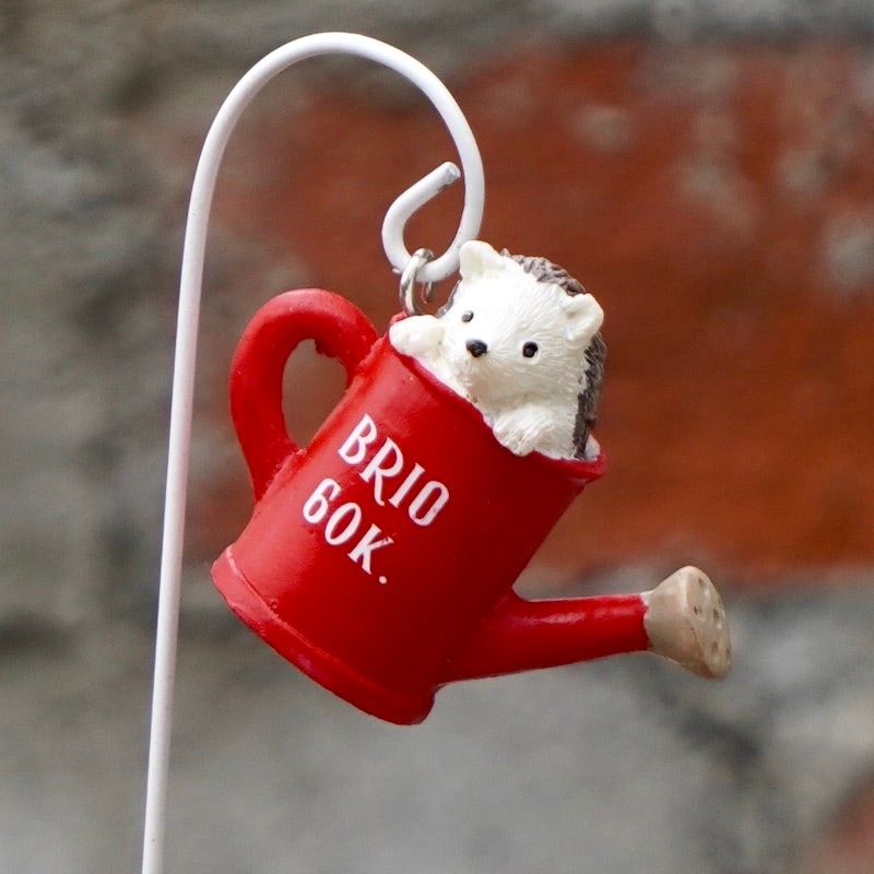 ガーデンピック「ジョーロからこんにちはハリネズミくん」