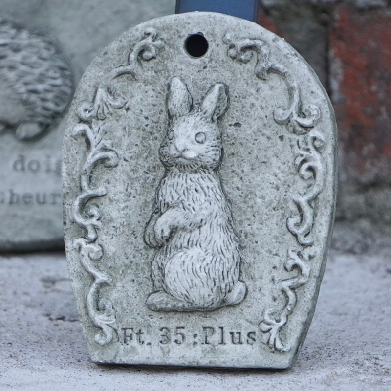 アンティークボード「こっち見るウサギさん!」