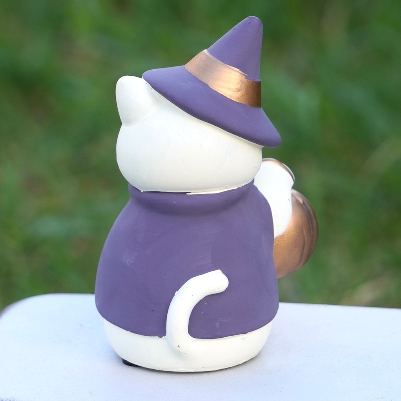 Hallowe'enパンプキンを持った白猫さん