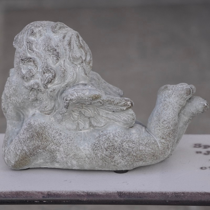 寝そべったエンジェル