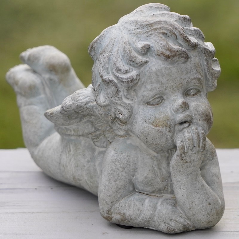 寝そべったエンジェル