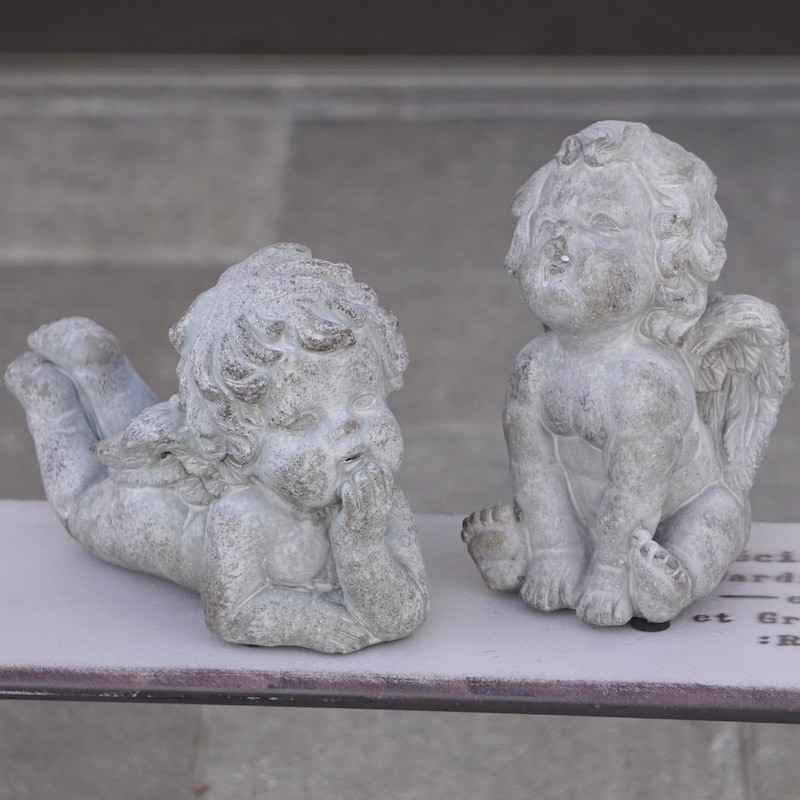 寝そべったエンジェル