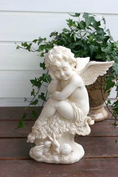 スリーピーエンジェルとウサギ