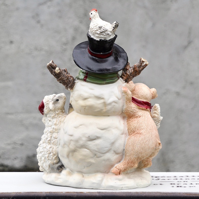 動物たちと仲良しのスノーマン