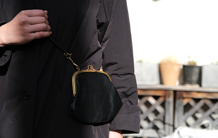 six coup de foudre 横長 frame bag（鹿革/black/レザー紐）｜恵文社  