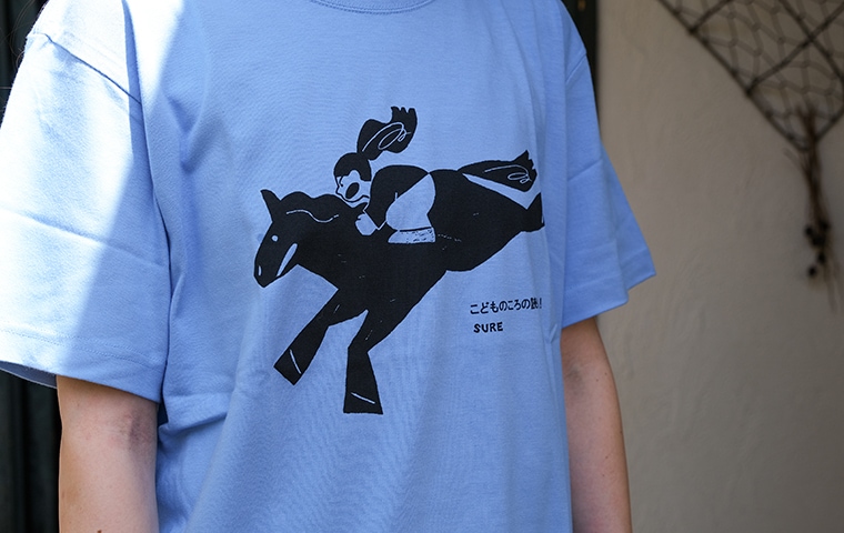 編集グループSURE 2026「人馬一体！」Tシャツ｜恵文社一乗寺店