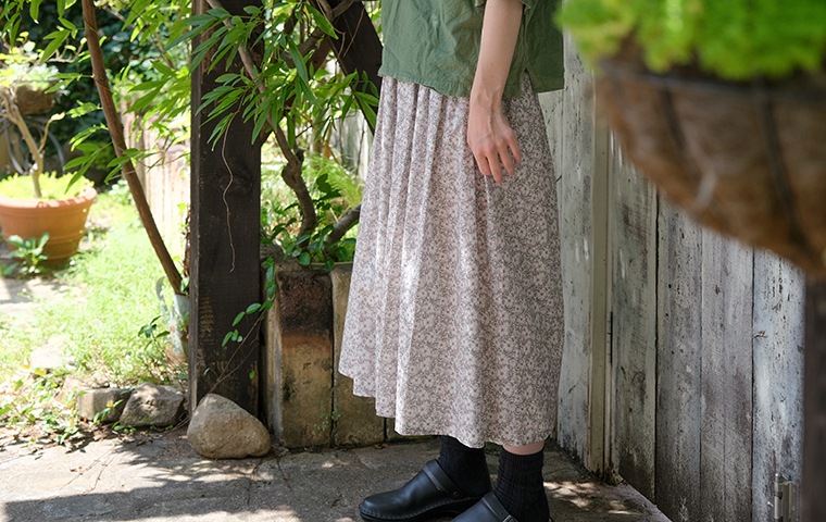yk リバティギャザースカート May Morris（満開の野生のイヌバラ）｜恵