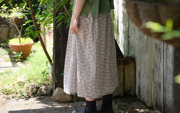 yk リバティギャザースカート May Morris（満開の野生のイヌバラ）｜恵
