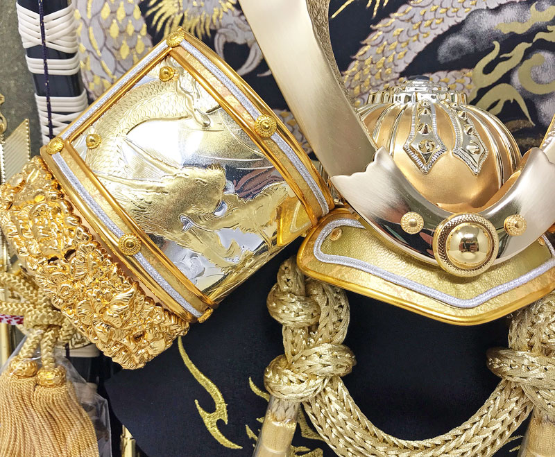 五月人形 コンパクト 紫檀調兜飾り | 丸形木製ケースの上質な武将兜