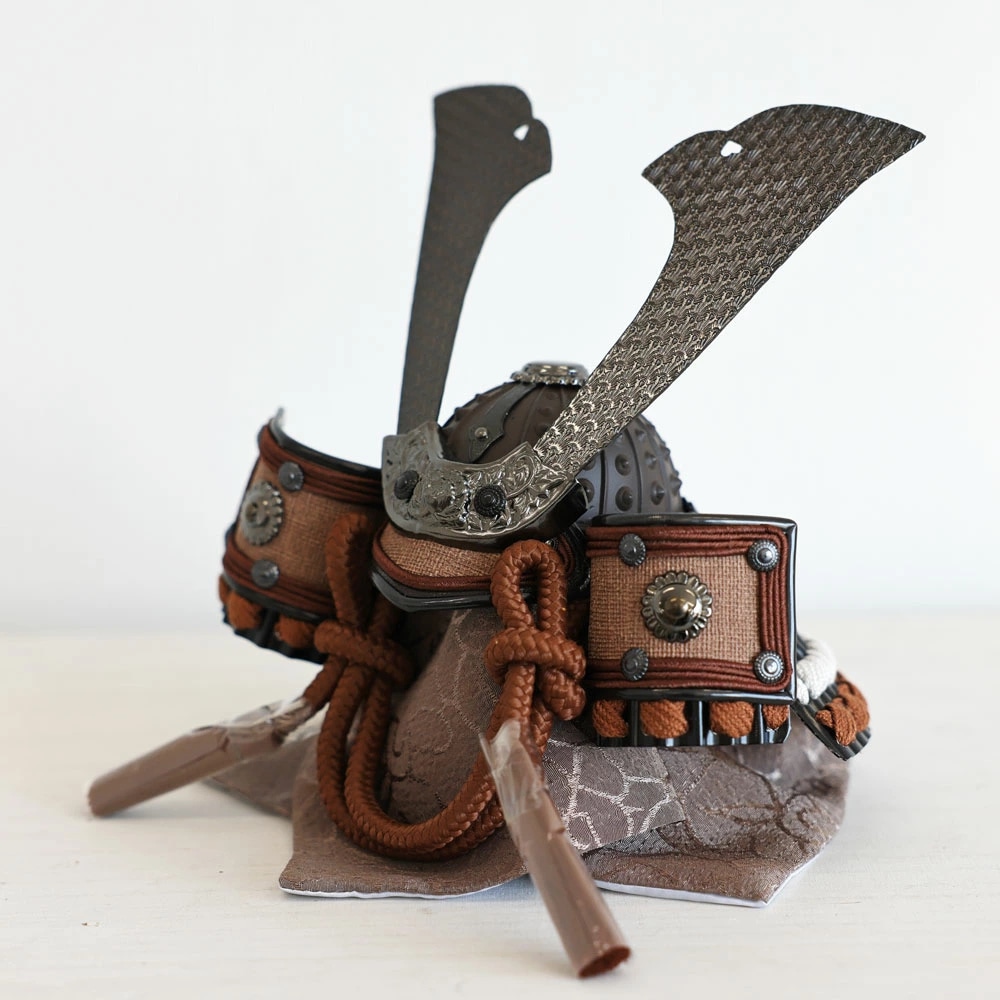 五月人形 コンパクト Premo（プリモ）LEDライト付き 木製丸型ケース飾り | ブラウン | 名入れプレート付き