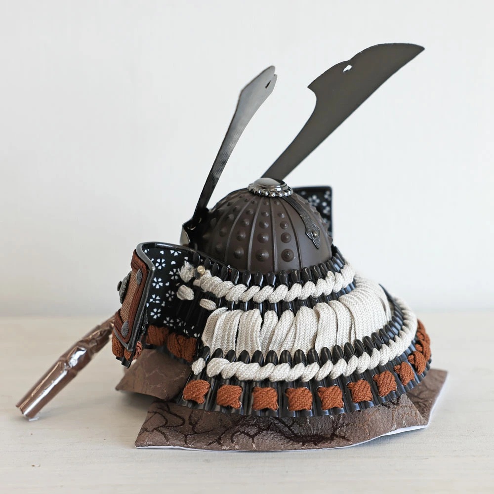 五月人形 コンパクト Premo（プリモ）LEDライト付き 木製丸型ケース飾り | ブラウン | 名入れプレート付き