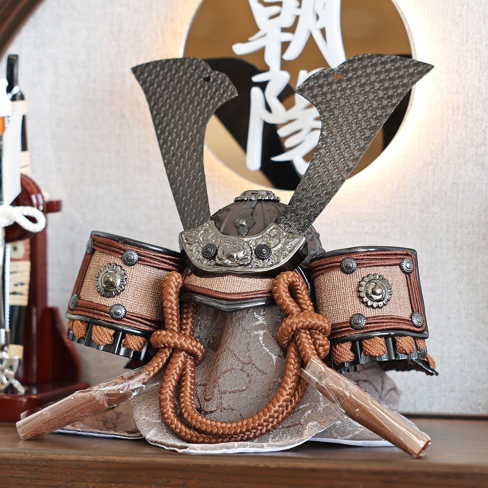 五月人形 コンパクト Premo（プリモ）LEDライト付き 木製丸型ケース飾り | ブラウン | 名入れプレート付き