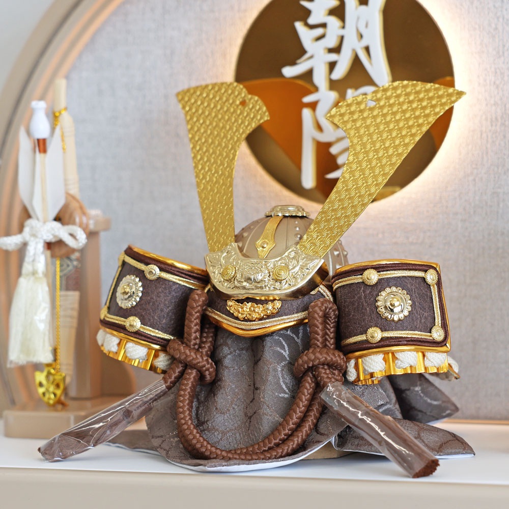 五月人形 コンパクト Premo（プリモ）LEDライト付き 木製丸型ケース飾り | モカ | 名入れプレート付き