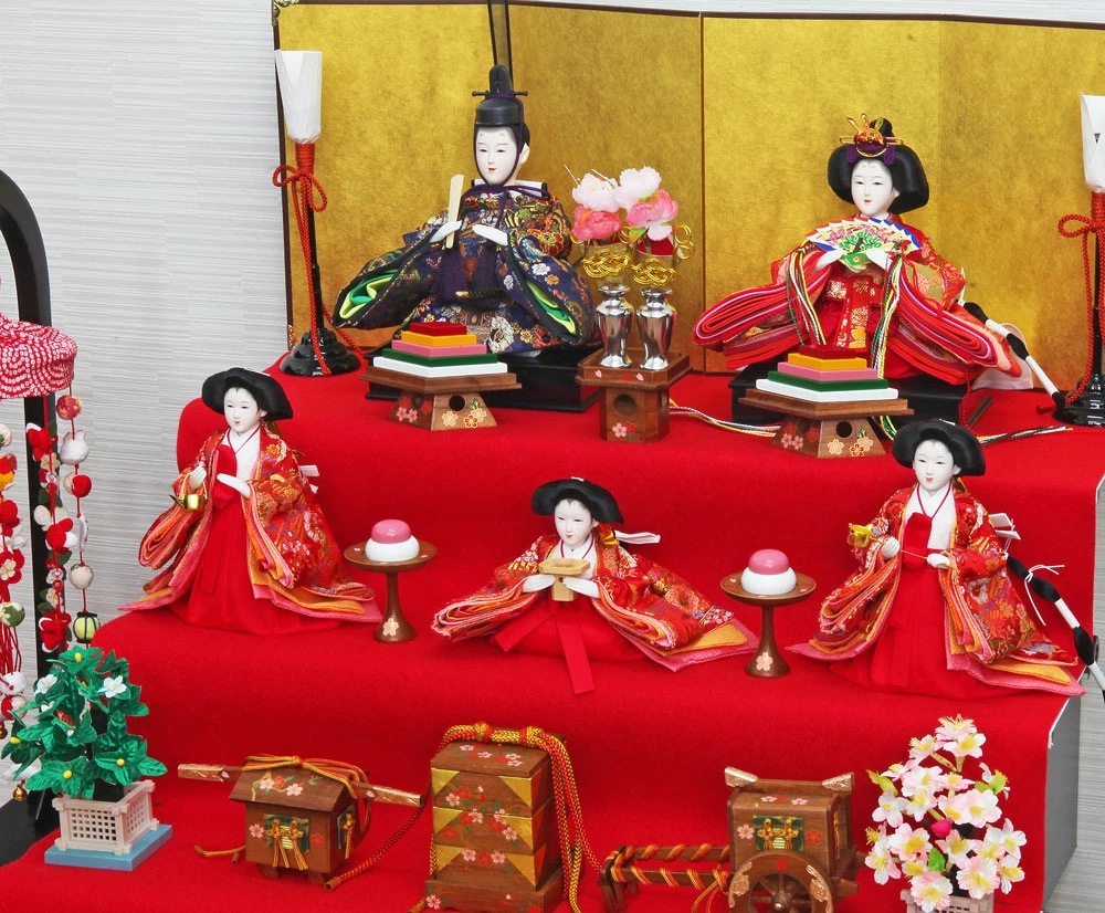 伝統的な三段雛人形セット