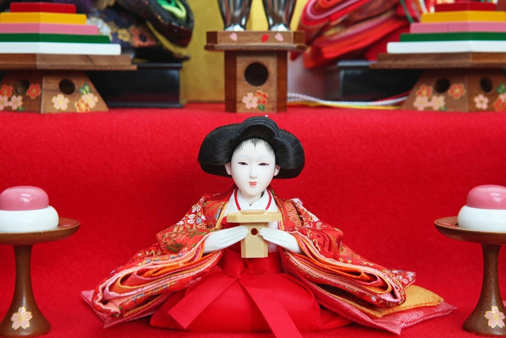 2-①中古　ひな人形　雛人形　3段　三段　おひなさま　ひな祭り　節句　毛氈付属 雛人形 三段五人飾りセット【P84101】 黄金色の屏風に存在感の