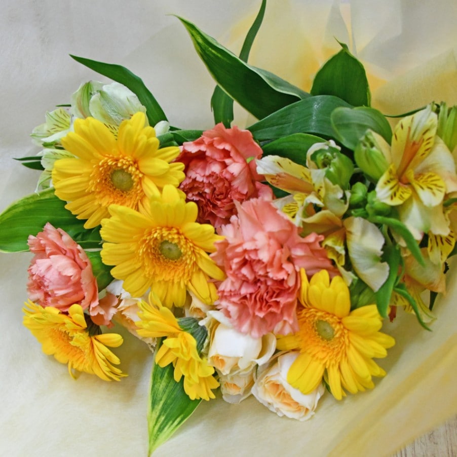 花材はその日に入荷していお花の中から、<br>
当店のスタッフが厳選してお作りいたします。