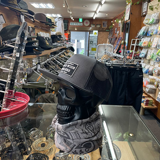World Wide Anglers フラットビルメッシュキャップ