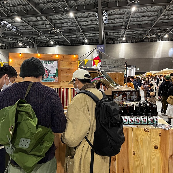 TROUT BEER �ȥ饦�ȥӡ��� 330ml