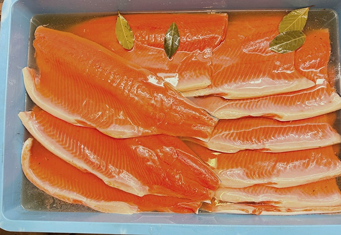 スモークサーモン （※クール冷凍品のみ同梱可能商品）