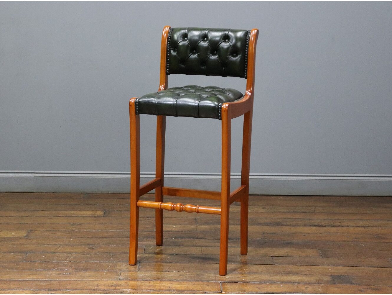 チェスターフィールドハイスツール