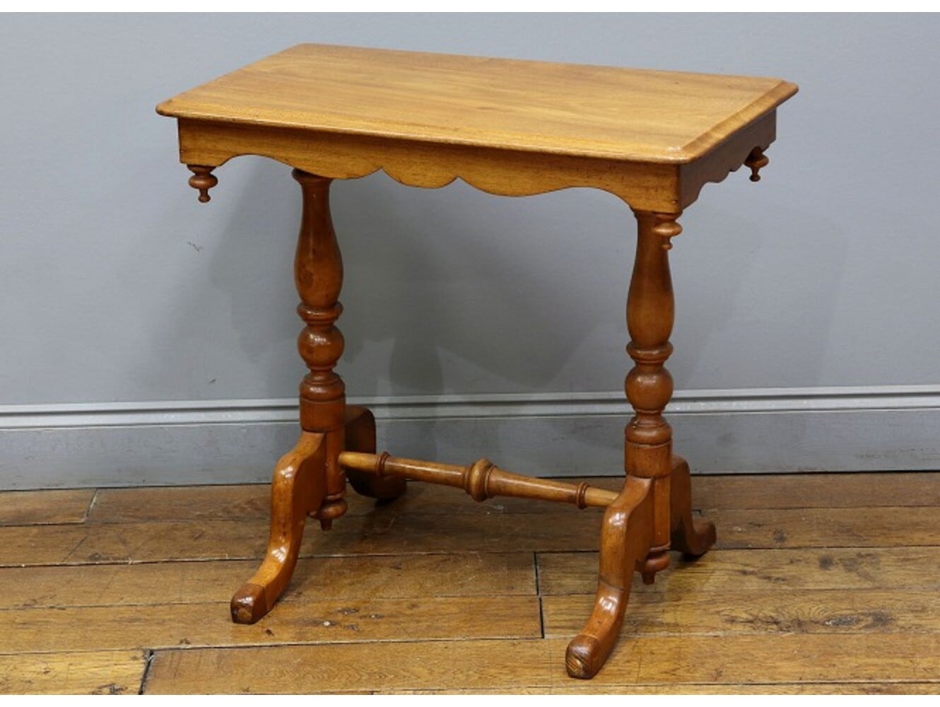 サイドテーブル