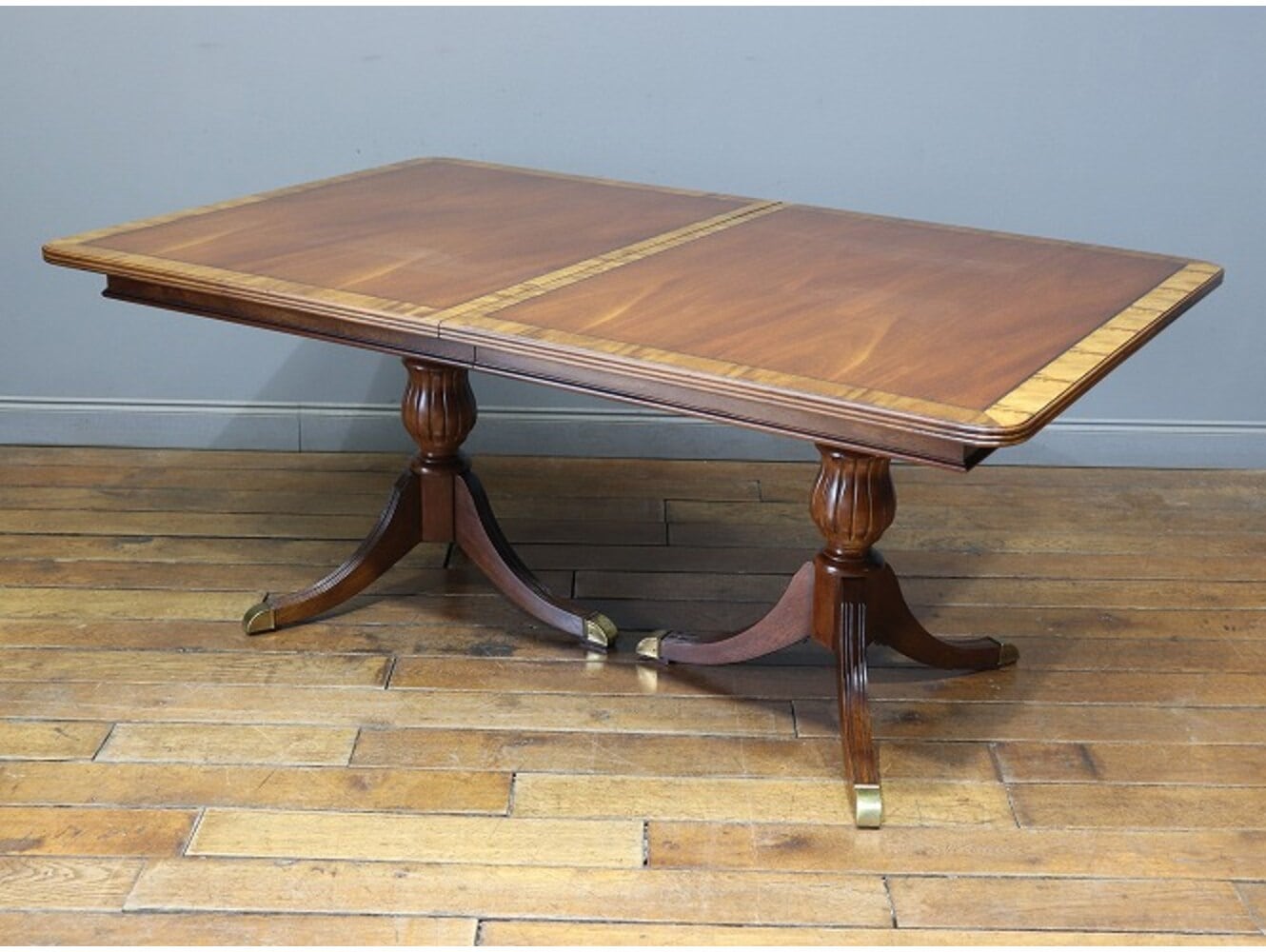 ペデスタルテーブル