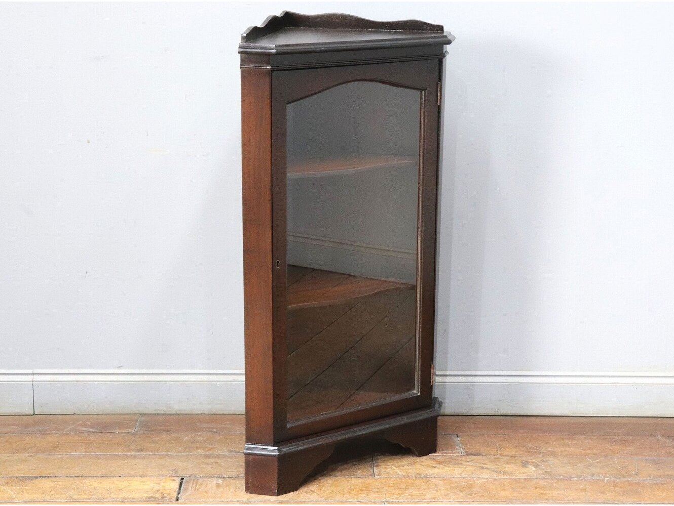 コーナーキャビネット