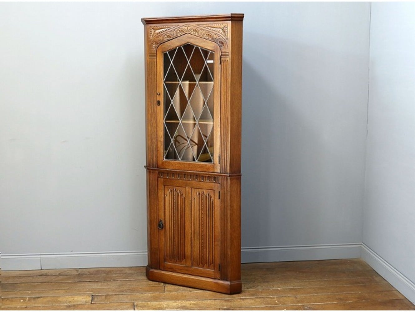 コーナーキャビネット