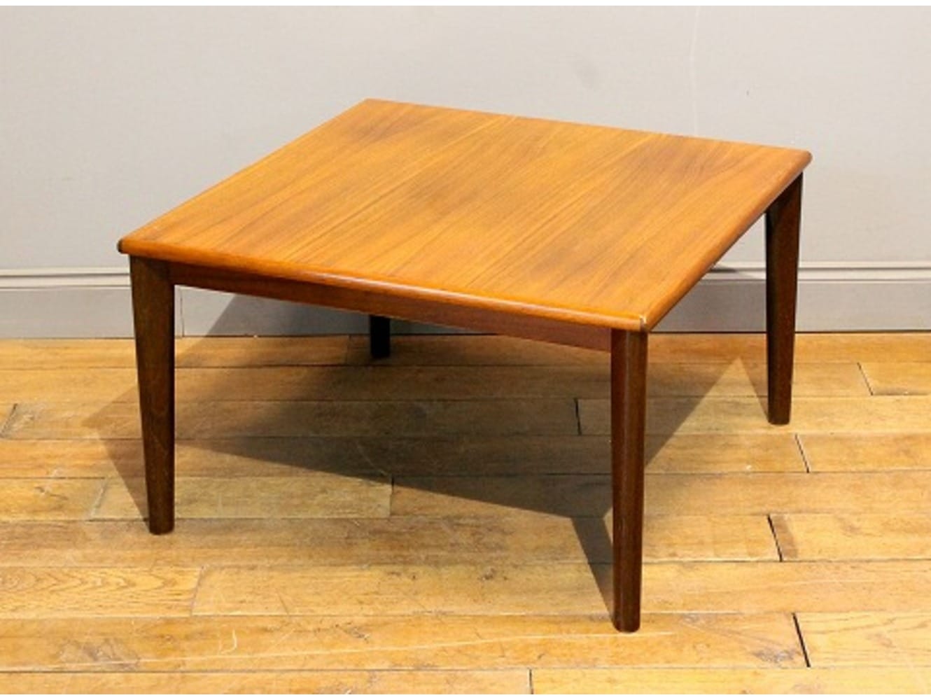 センターテーブル